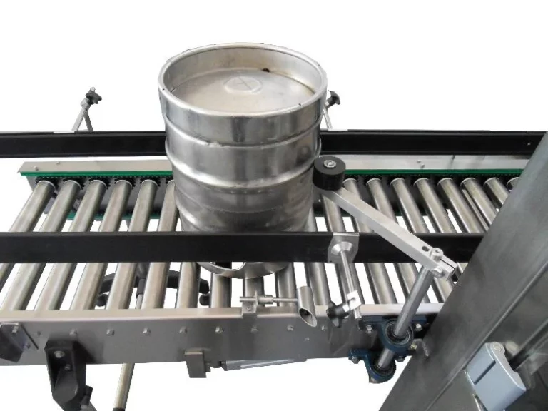 Infeed: the machine separates incoming kegs